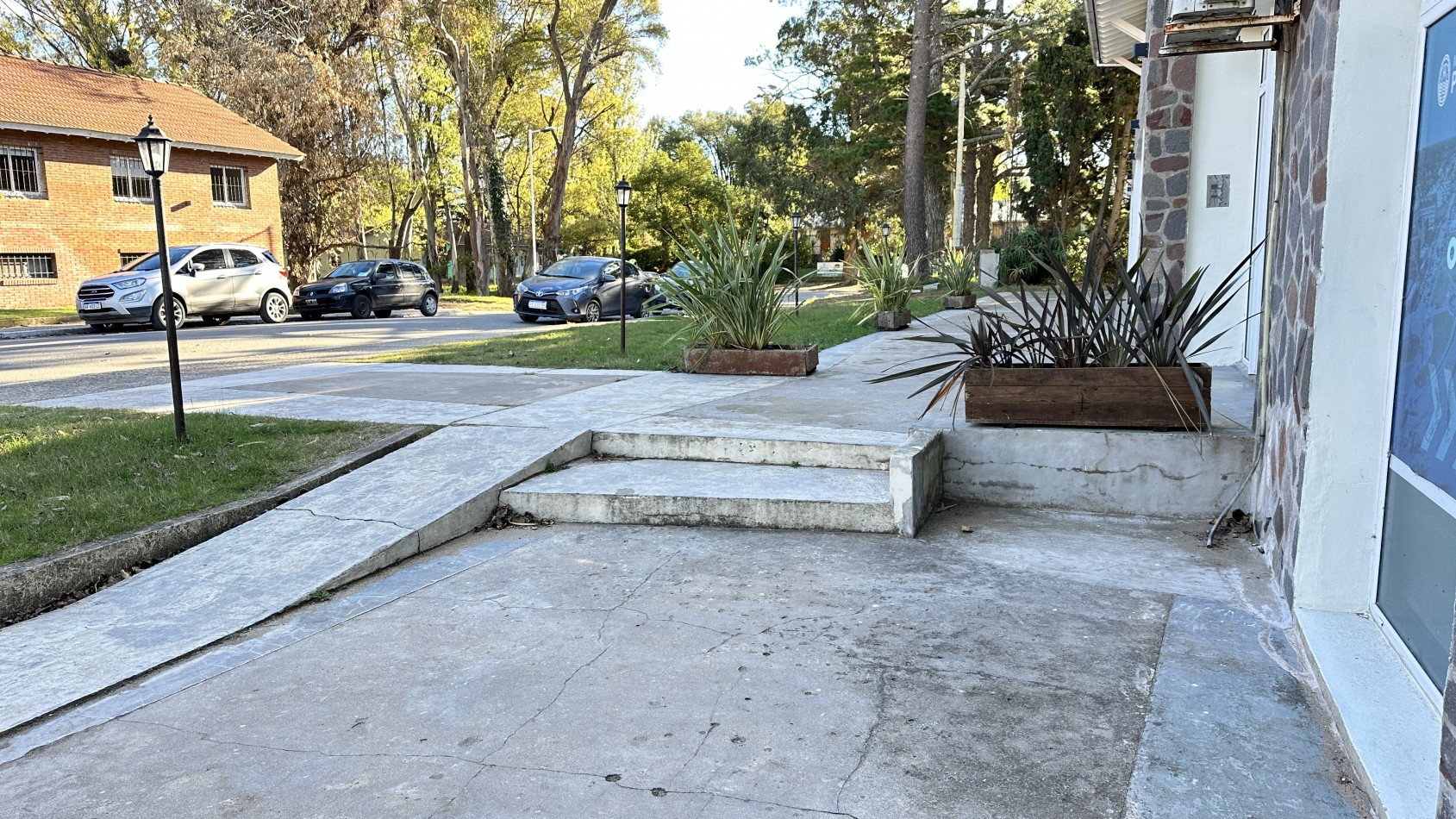 LOCAL ESQUINA COCHERA EN VENTA PINAMAR