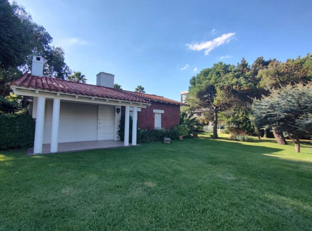 Casa en lote comercial Pinamar